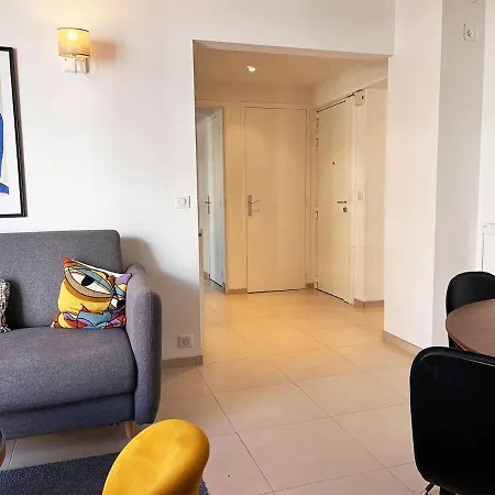 Daire Charming Two Bedroom With Balcony In