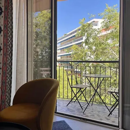 Apartmán Charming Two Bedroom With Balcony In Antibes